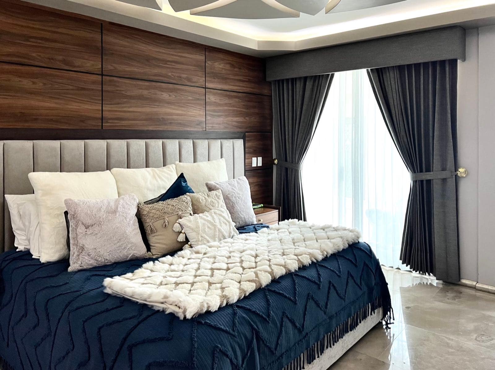 Cortinas a medida instaladas en sala residencial